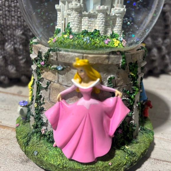 ❤️Vintage Hallmark Disney Princess Musical  Snow Globe - Picture 6 of 8